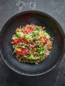 Ukusna, zdrava i bez kalorija: salata od kvinoje sa paradajzom