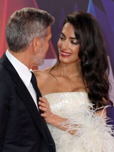 Zanosna Amal Kluni: Savršena snežnobela haljina pogodna za svaku glamuroznu priliku