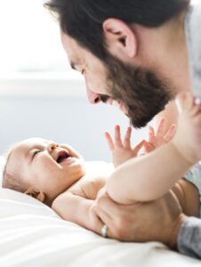 Kako otac čuva dete? Presmešne fotografije koje su obišle svet