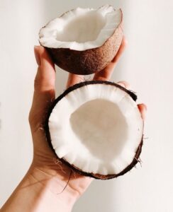 Benefiti maske za kosu od kokosovog ulja + 3 recepta koja isprobavamo već danas