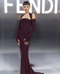 Mikro šiške i haljina u boji trule višnje: Zendejina dominacija na Fendi reviji