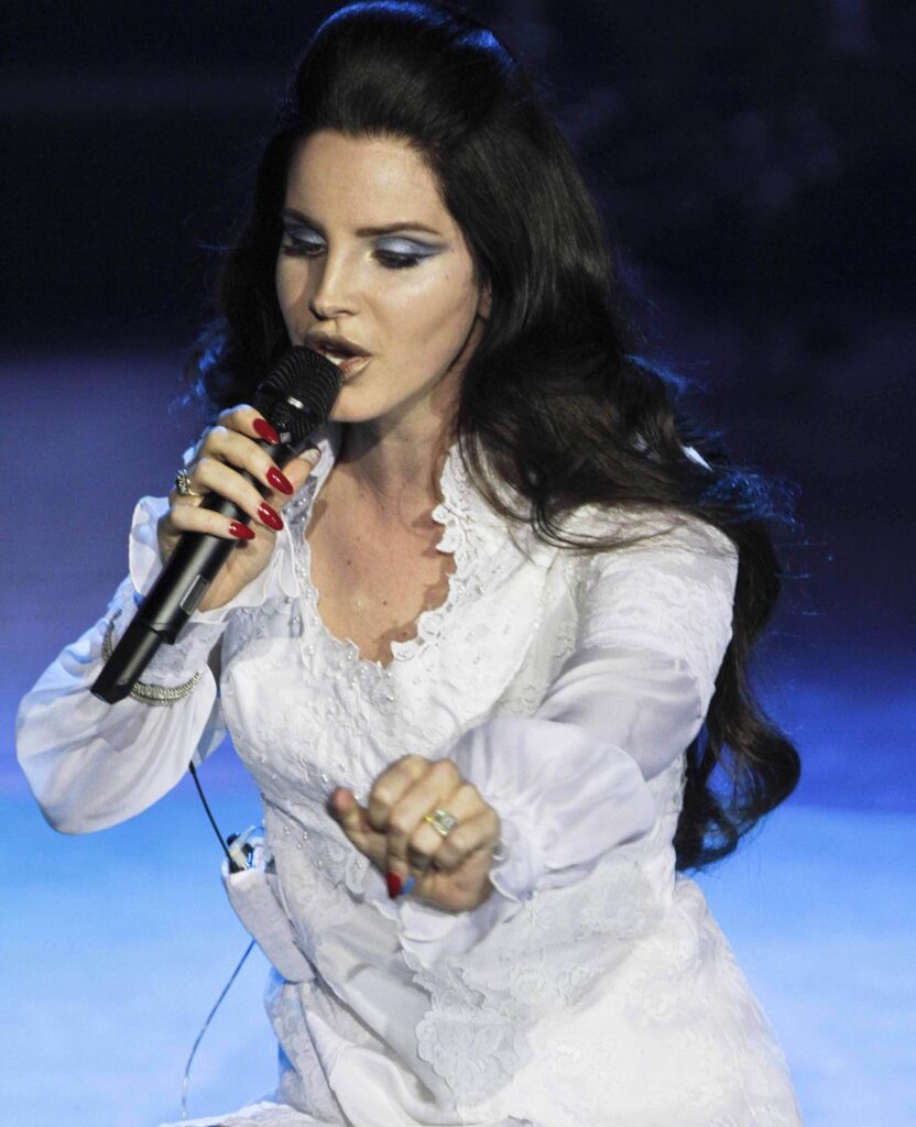 Poslušajte kako je Lana del Rey obradila pesmu “Blue Skies” za seriju “The New Look”