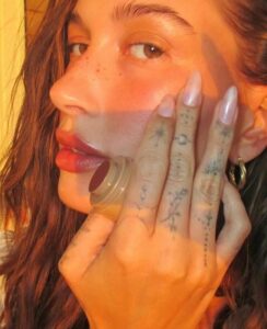 Hejli Biber proglašava Pink Pearl nokte prolećnim manikirom It devojaka