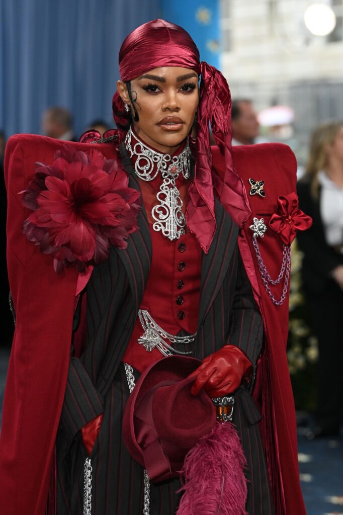 Teyana Taylor odvažila se na dekonstrukciju muškog kroja, pojavivši se u upečatljivom Marc Jacobs odelu sa prugama u crnoj i crvenoj boji.