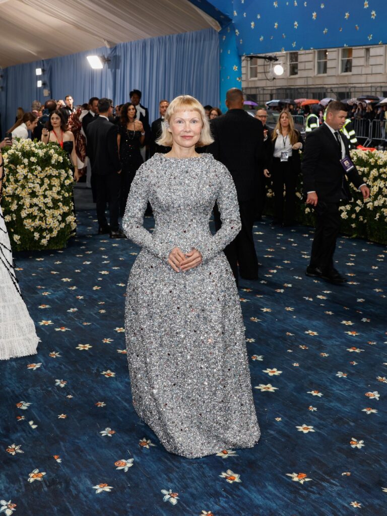 Da li je Met Gala 2025 ispunila naša očekivanja?
Pamela Anderson nastavila je svoj minimalistički pristup crvenom tepihu u custom haljini kuće Tory Burch.