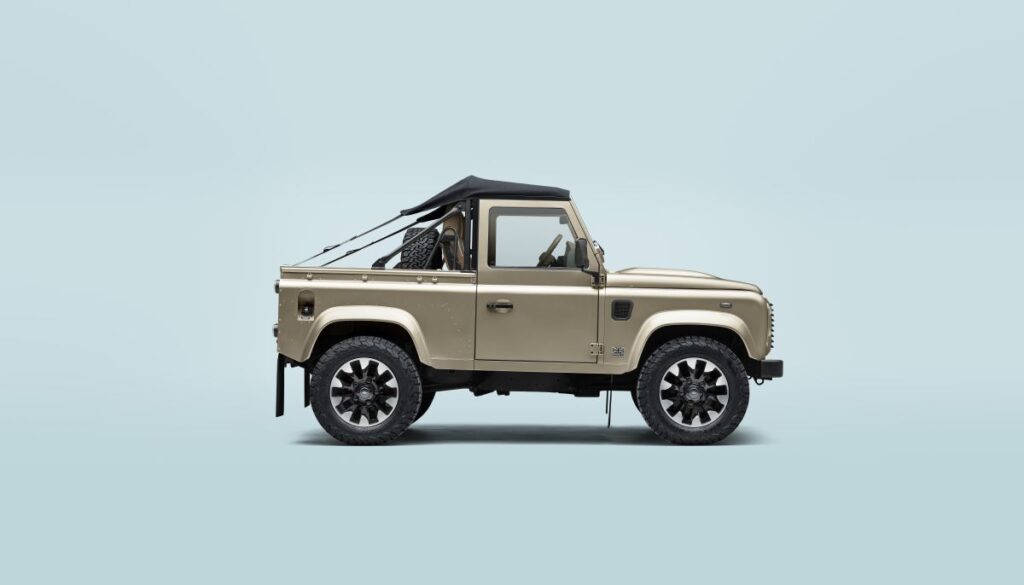 POVRATAK IKONE LAND ROVER CLASSIC DEFENDER V8 SOFT TOP