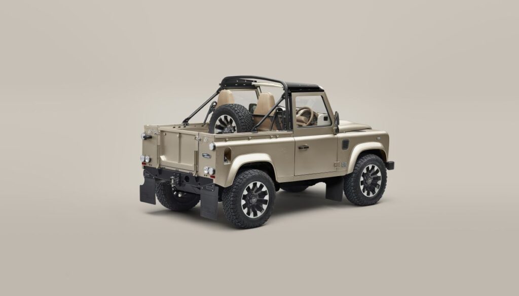 POVRATAK IKONE LAND ROVER CLASSIC DEFENDER V8 SOFT TOP