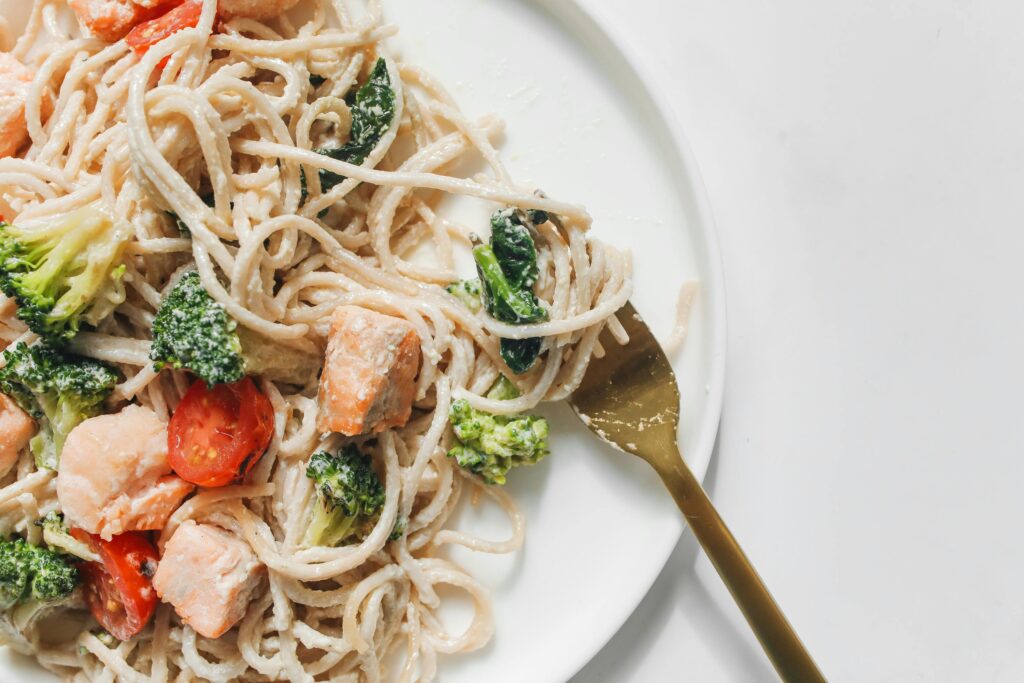 Viralna pasta sa fetom i čeri paradajzom sada uključuje i losos