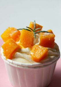 Lagani desert u čaši sa breskvama i grčkim jogurtom