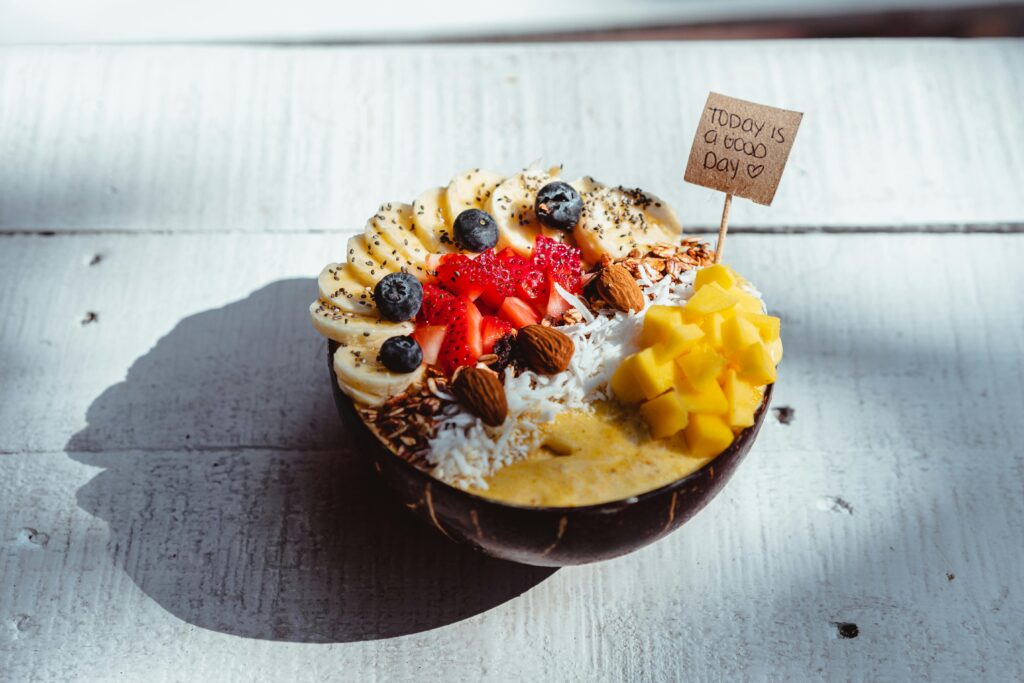 Smoothie bowl sa mangom i kokosom
