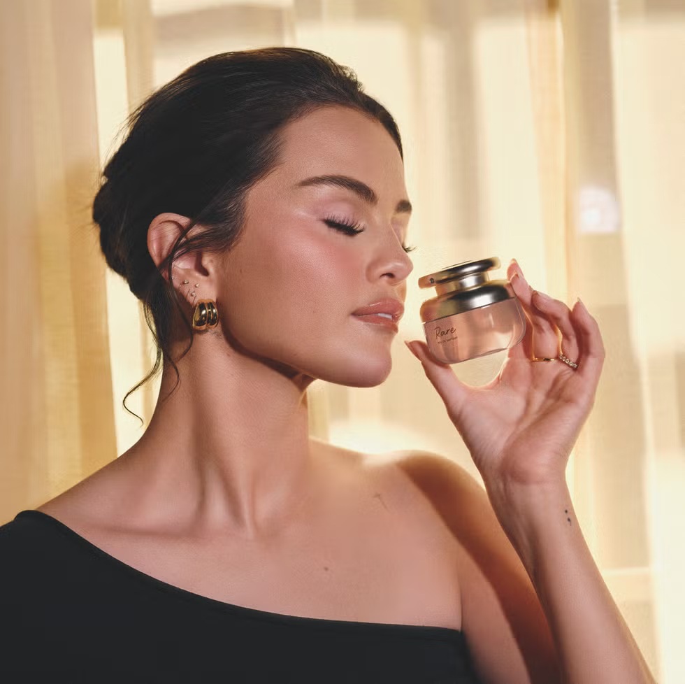 Selena Gomez, pevačica, glumica i osnivačica brenda Rare Beauty, predstavila je svoj prvi parfem pod okriljem brenda – Rare Eau de Parfum.