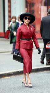 Jennifer Lopez demonstrira savršen poslovni outfit dok snima novi film