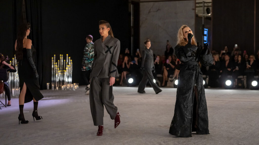 bata spasojevic decenijama već diktira trendove, ove sezone predstavio jedinstvenu sinergiju muške i ženske mode, u kojoj se snažne forme prepliću sa nežnim detaljima.