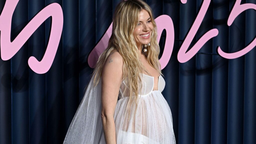 Sienna Miler otkrila trudnoću u 43. godini, na Fashion Awards 2025 ceremoniji