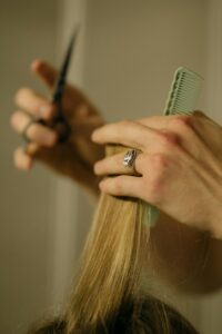 Da li nam kosa zaista raste brže ako je češće kratimo?