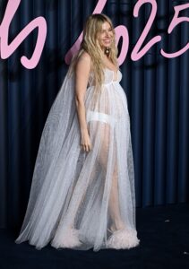 Sienna Miler otkrila trudnoću u 43. godini, na Fashion Awards 2025 ceremoniji
