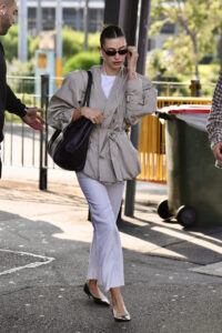 Kopiramo stil Hailey Bieber: Savršen „airport chic“ za svaki dan