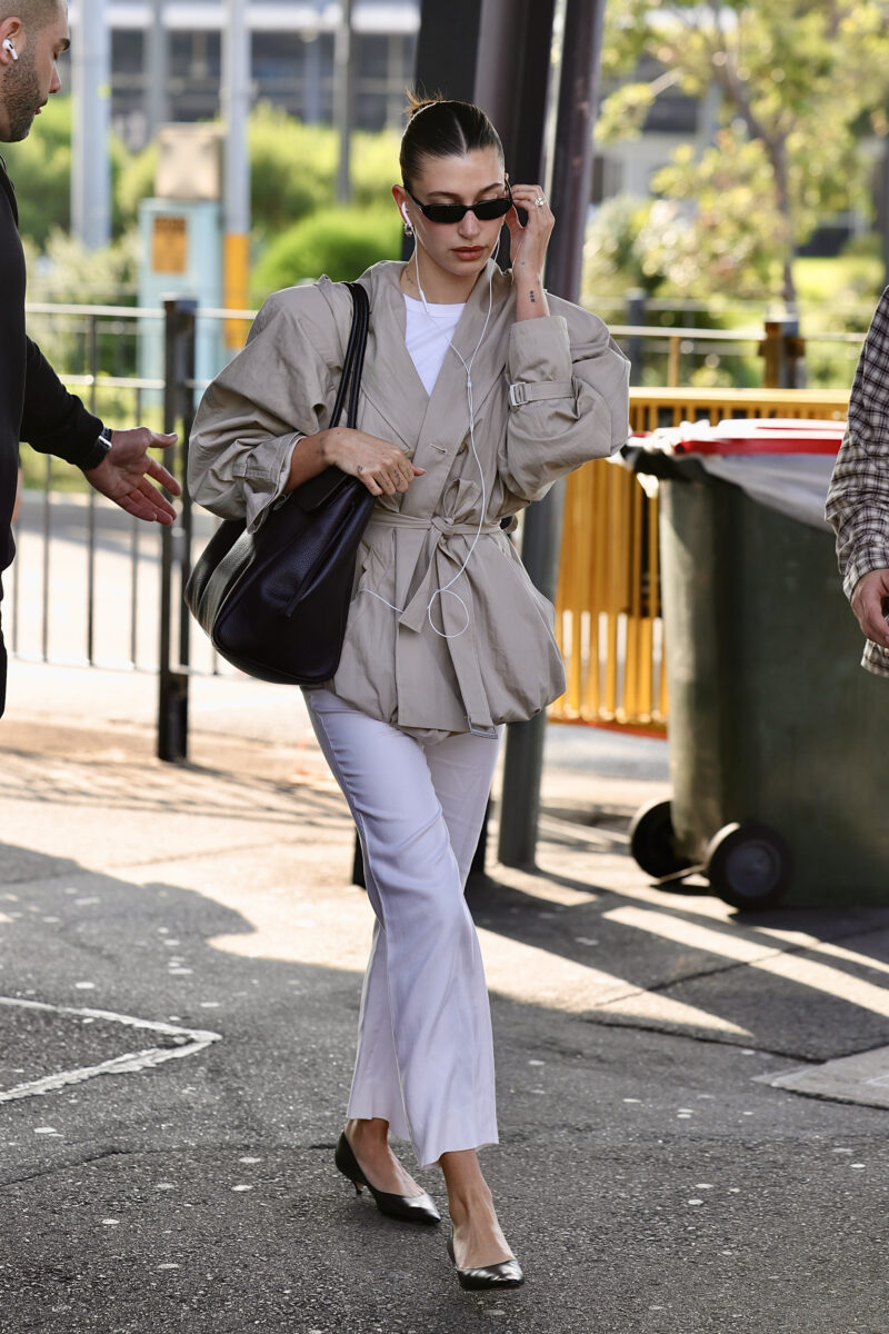 Kopiramo stil Hailey Bieber: Savršen „airport chic“ za svaki dan