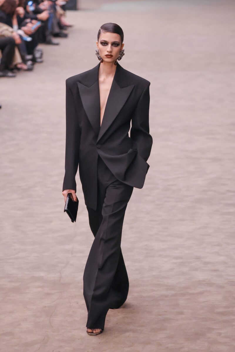 Saint Laurent: Legendarne prekretnice i neodoljiva odela za svaku priliku