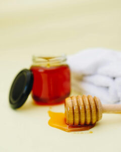 Manuka med je tiho prešao iz prodavnica zdrave hrane u serume, pilinge za skalp i luksuzne kreme koje obećavaju kožu poput bebine i sjajnu kosu.