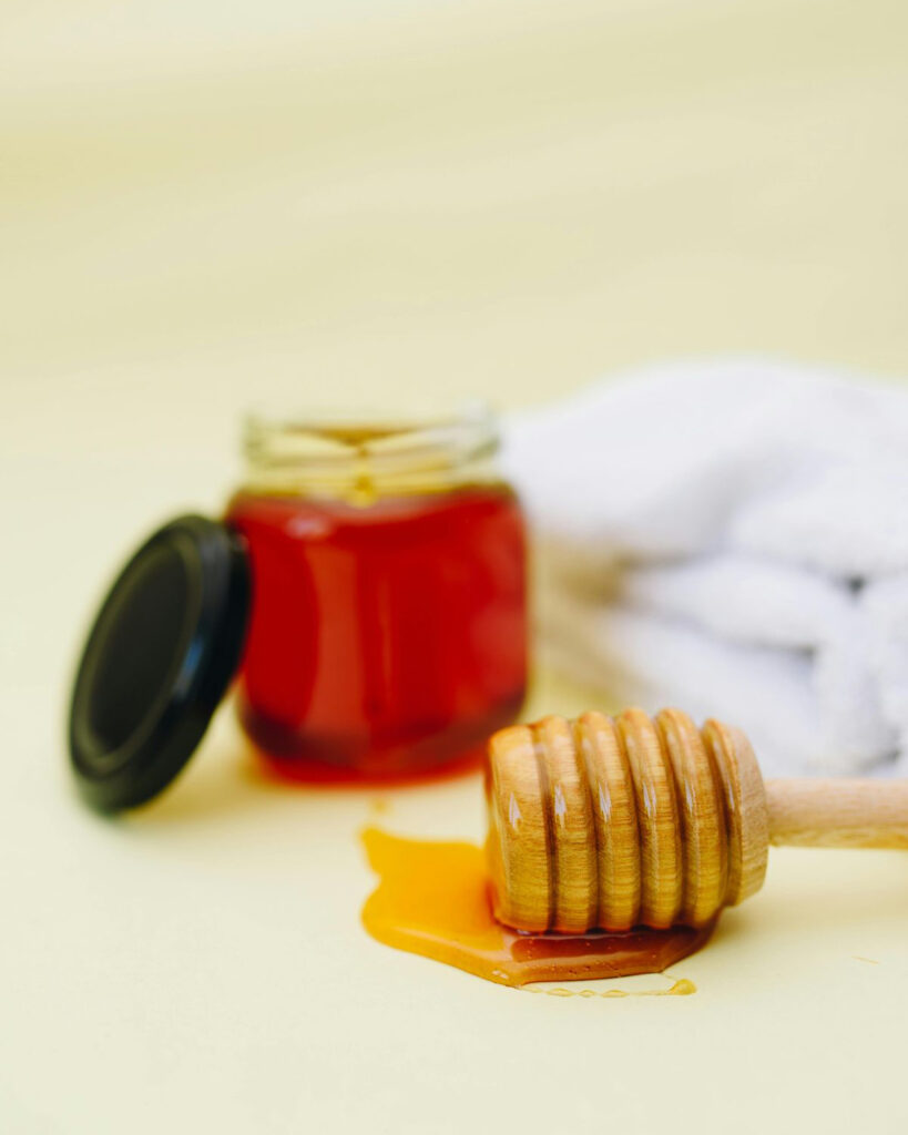 Manuka med je tiho prešao iz prodavnica zdrave hrane u serume, pilinge za skalp i luksuzne kreme koje obećavaju kožu poput bebine i sjajnu kosu.