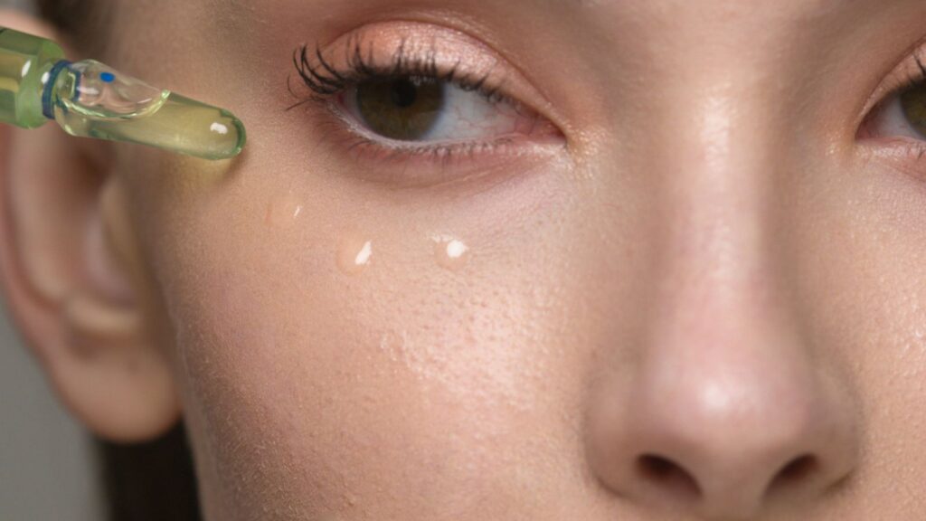 Kako se pravilno nanose serumi na lice?
