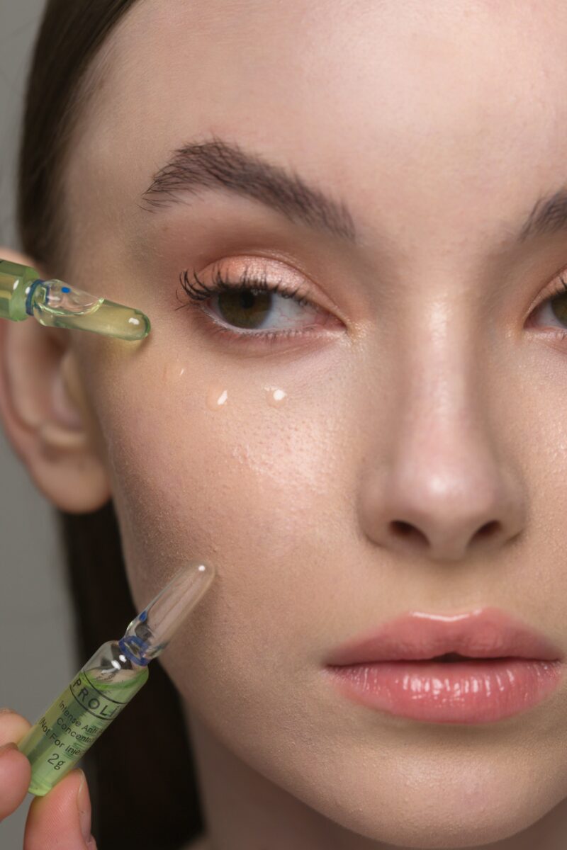 Kako se pravilno nanose serumi na lice?