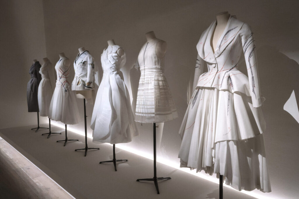 Unutrašnji svet Diora: Kako se gradi couture od ideje do ikone