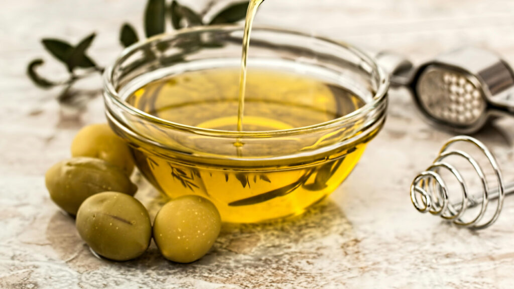 Maslinovo ulje kao jutarnji wellness trend – da li „olive oil shot“ zaista pomaže zdravlju ili je samo internet moda
