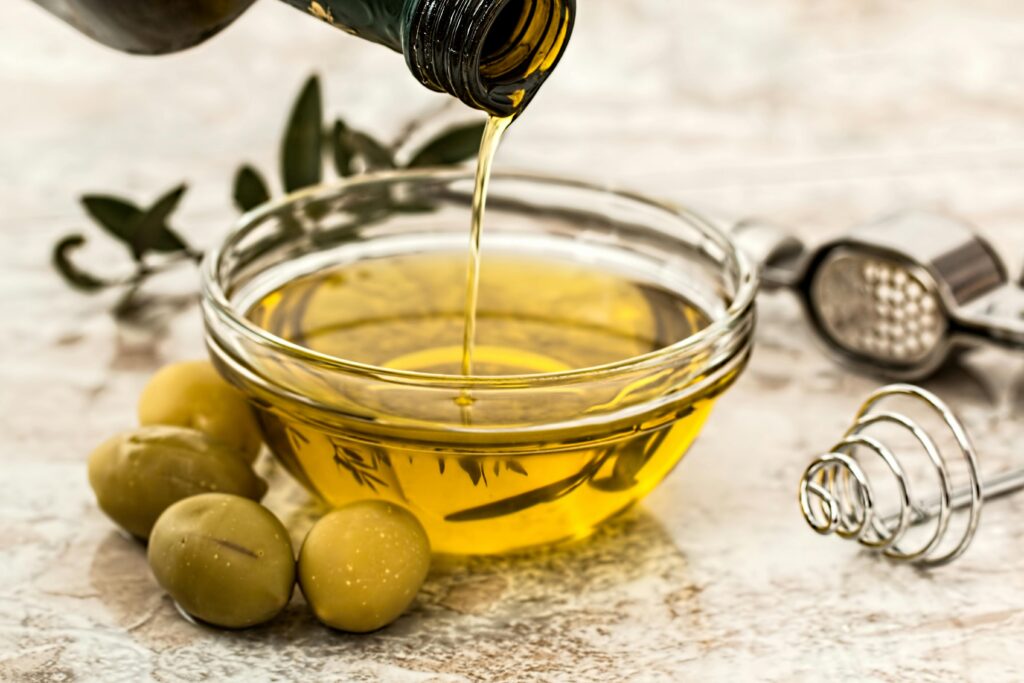 Maslinovo ulje kao jutarnji wellness trend – da li „olive oil shot“ zaista pomaže zdravlju ili je samo internet moda