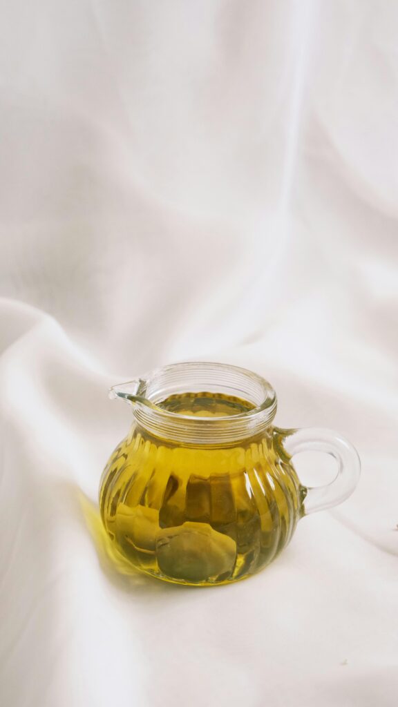 Maslinovo ulje kao jutarnji wellness trend – da li „olive oil shot“ zaista pomaže zdravlju ili je samo internet moda
