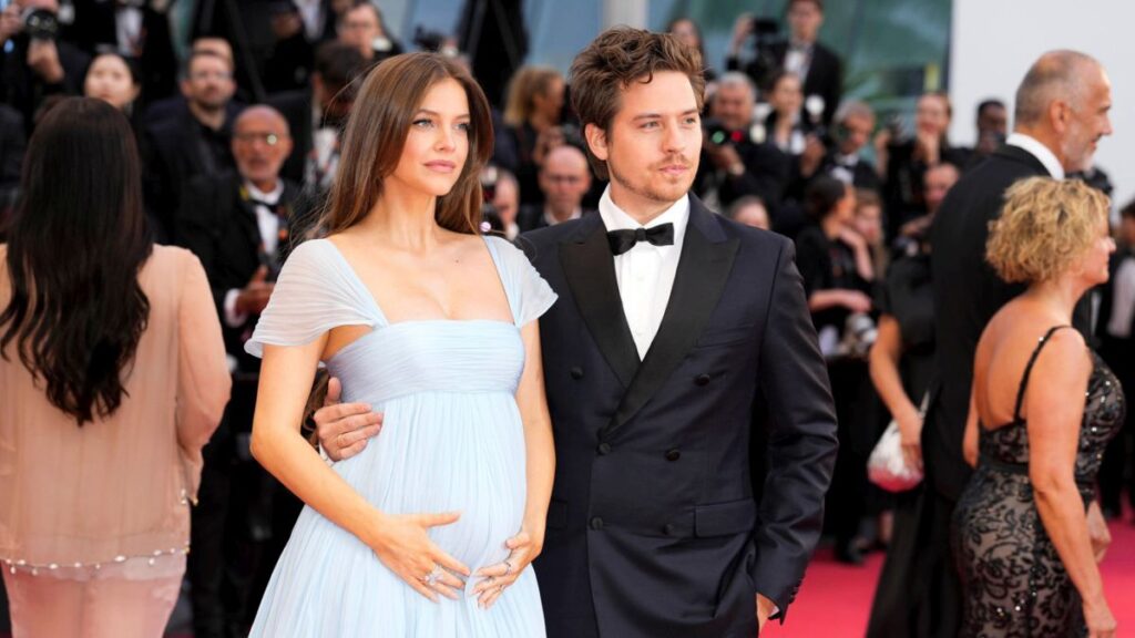 Barbara Palvin i Dylan Sprouse otkrili da čekaju bebu glamuroznim pojavljivanjem na crvenom tepihu u Cannesu.