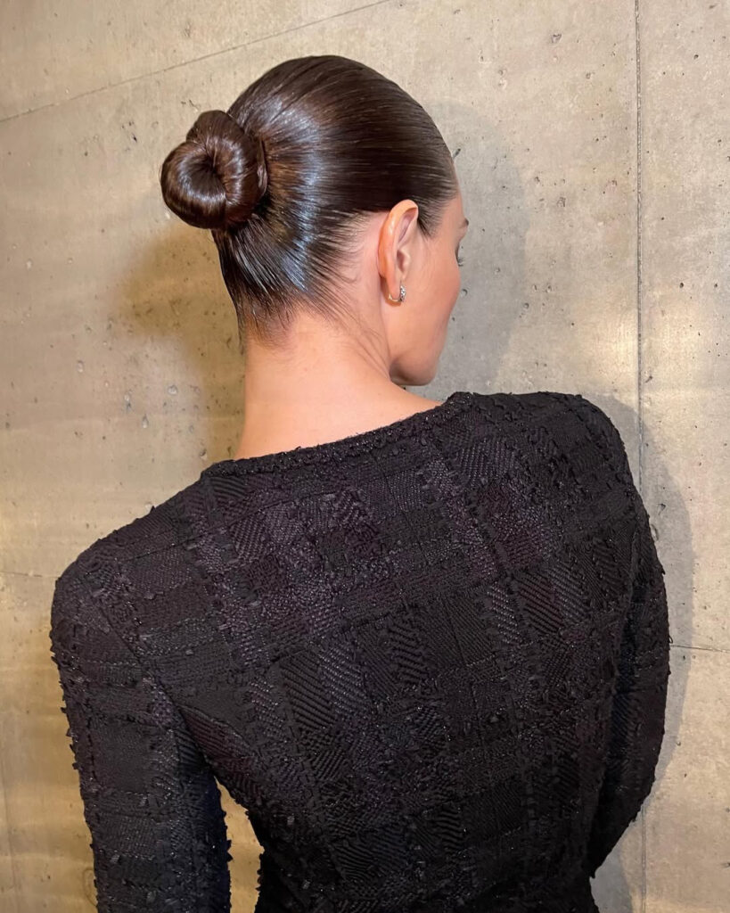 3 trenda maturskih frizura koje spajaju eleganciju i ležernost 
phoebe tonkin
clean girl punđa