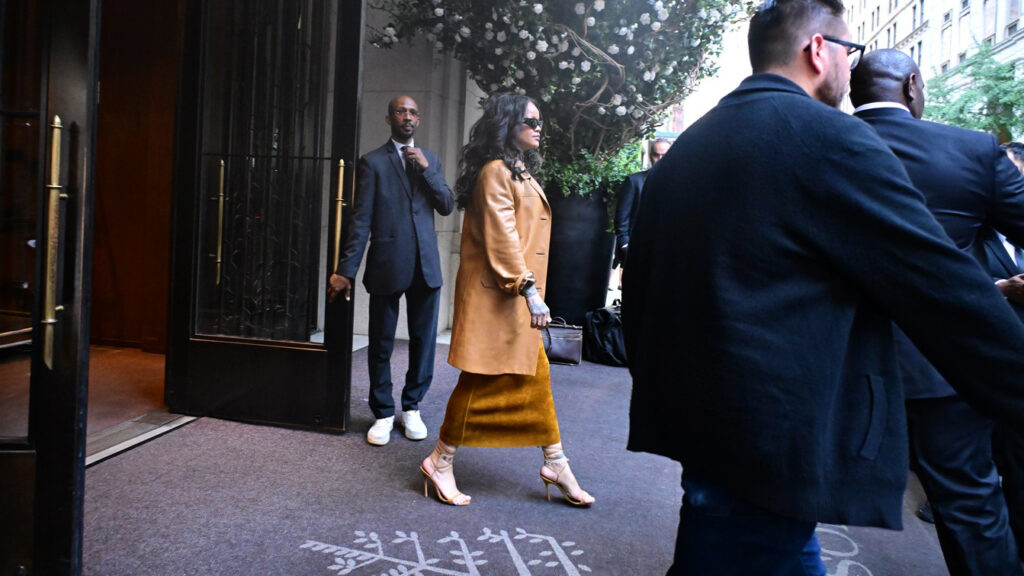 Rihanna iznova potvrđuje da njen modni izraz počiva na balansu — između luksuza i minimalizma, smelosti i suptilnosti, efekta i jednostavnosti.