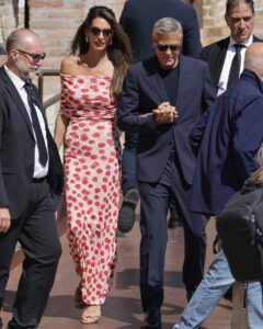 Amal Clooney u Veneciji zablistala u haljini sa motivima maline SplashNews.com / Splash / Profimedia