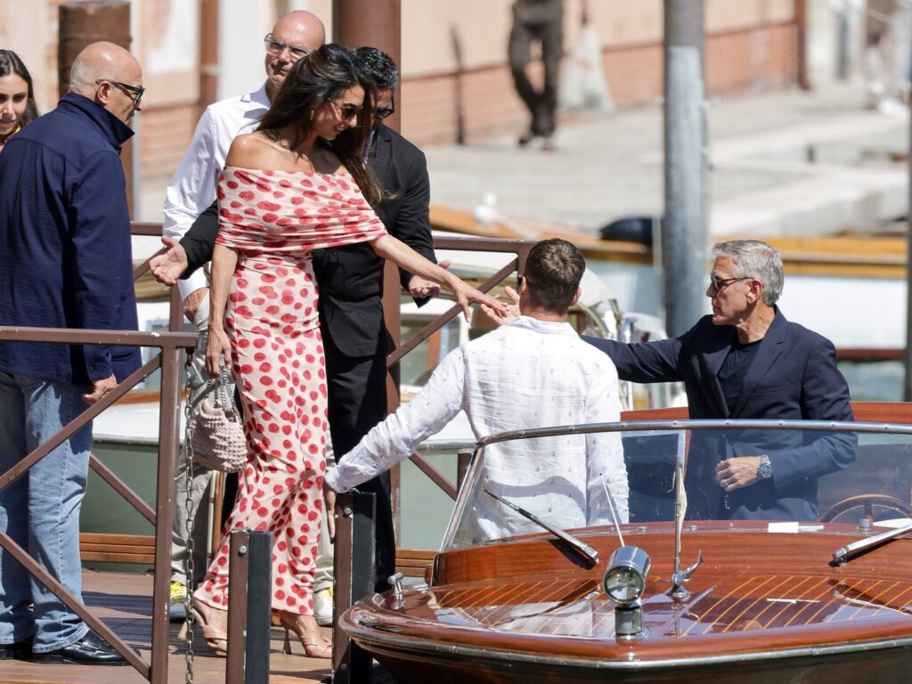 Amal Clooney u Veneciji zablistala u haljini sa motivima maline
 Laurent Vu / Sipa Press / Profimedia